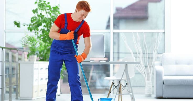 Brossage d'une surface couverte de mousse nettoyante